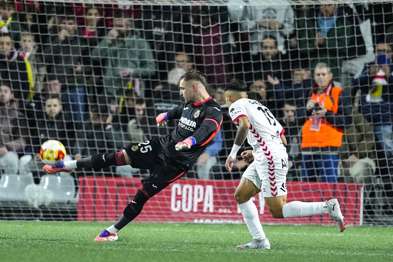 Вильярреал в серии пенальти одолел клуб из четвёртой лиги и вышел в 1/16 финала Кубка