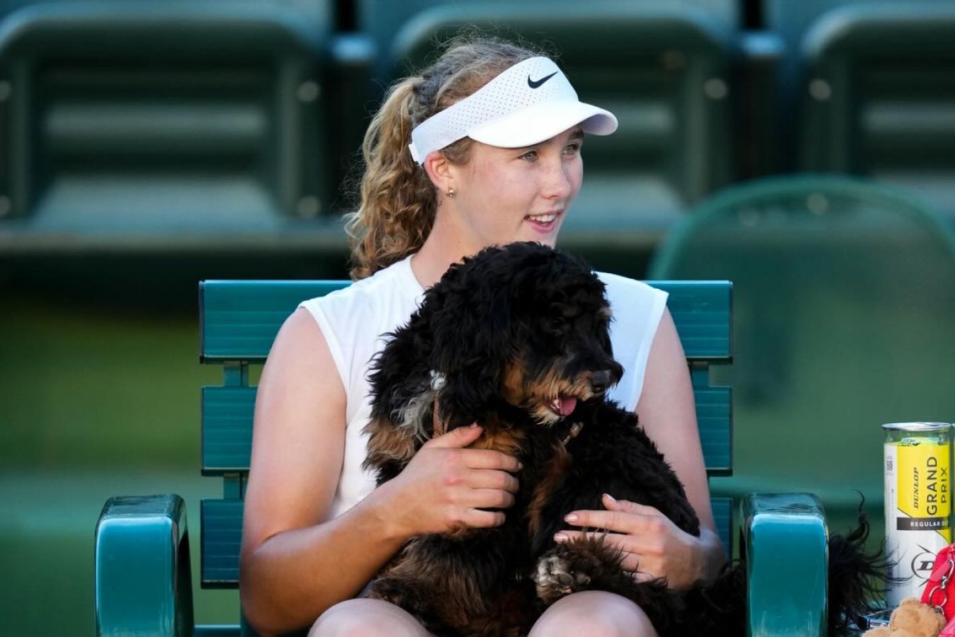 18-летняя Андреева привезла собаку в Индиан-Уэллс