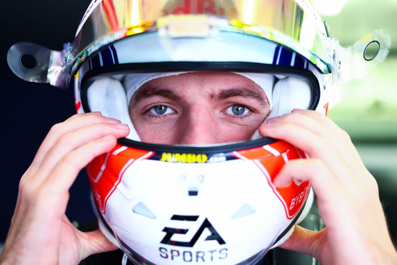 Лоран Мекис высказался о мотивации Ферстаппена на фоне проблем Ред Булл