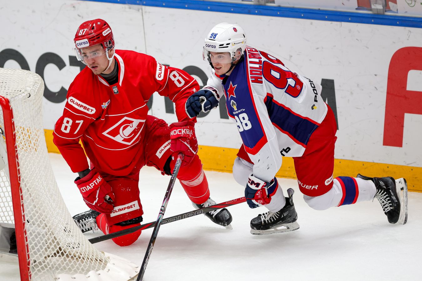 Канадский защитник ЦСКА Холлоуэлл рассказал, почему решил продолжить карьеру в России