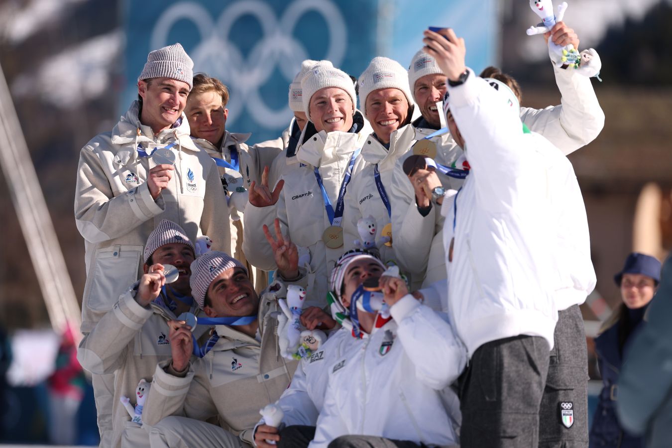 Лыжники Норвегии выиграли эстафету на ОИ-2026