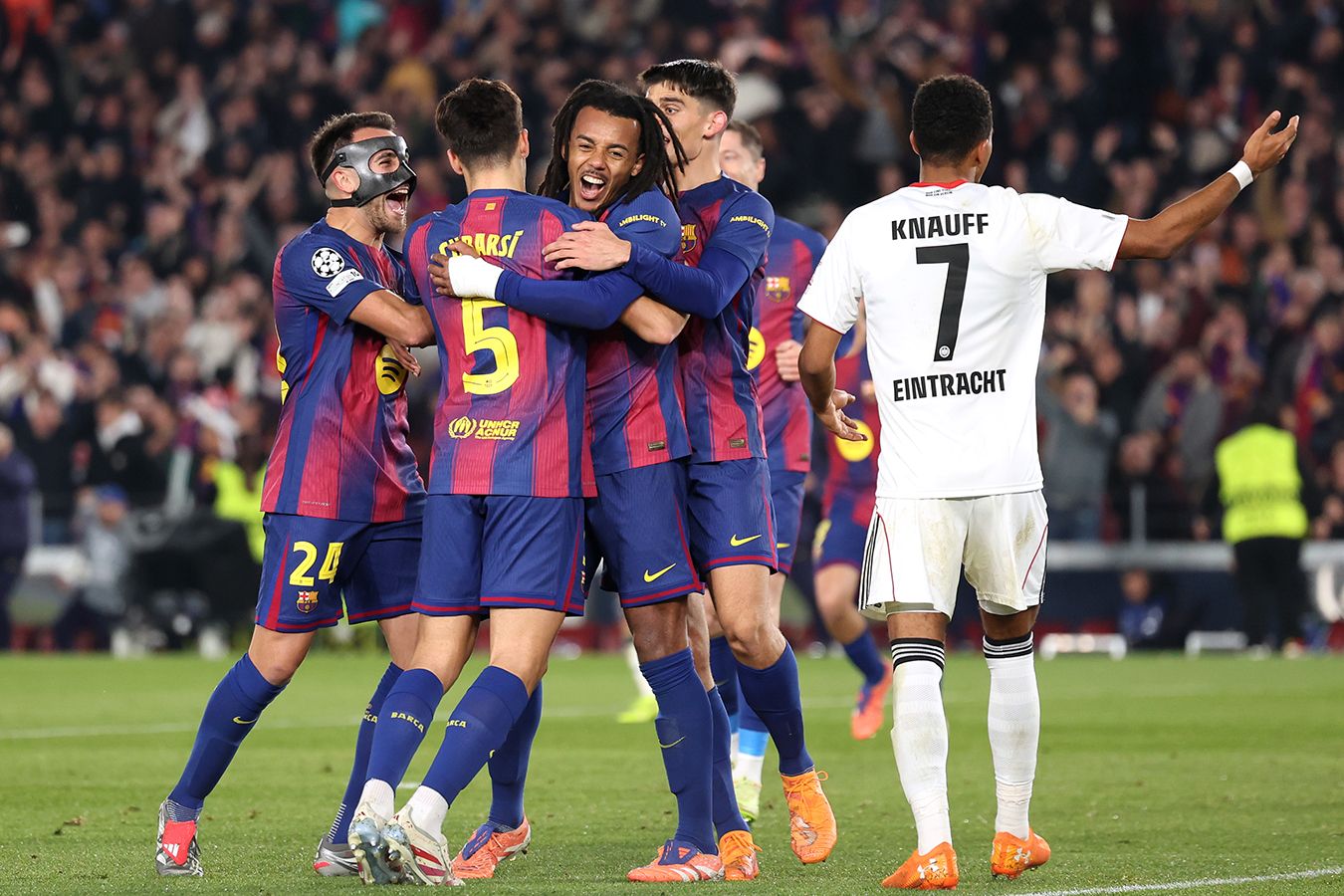 Видеообзор победы Барселоны над Айнтрахтом в Лиге чемпионов