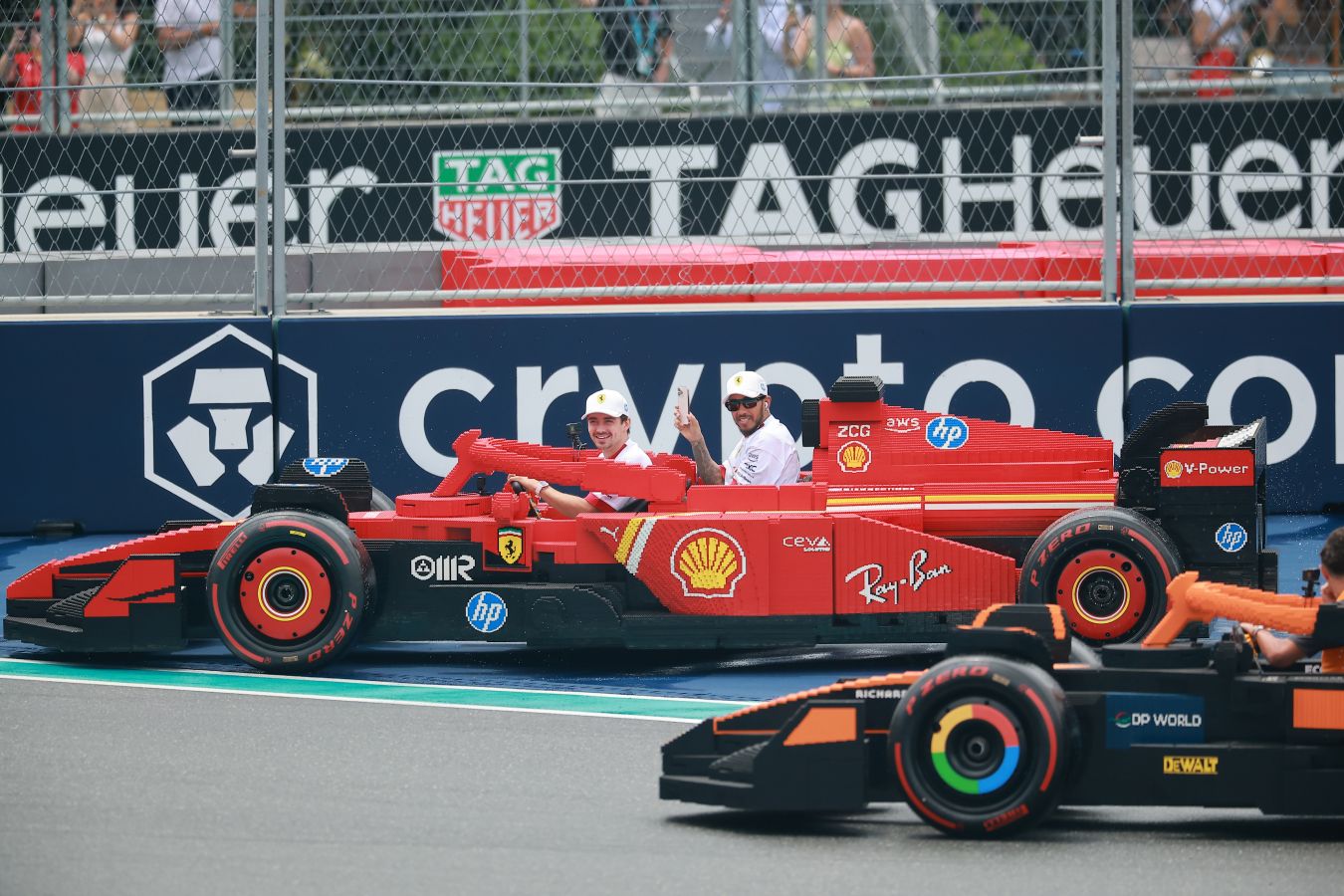 Гонщики Ф-1 устроили заезд на болидах из Lego