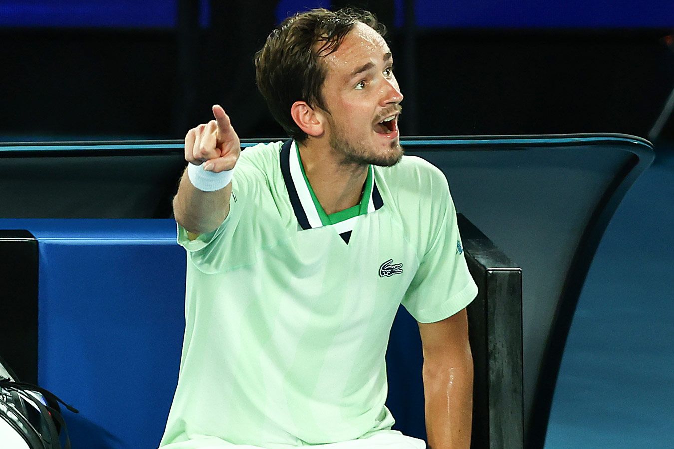 Медведев грубо послал зрителя во время матча Australian Open