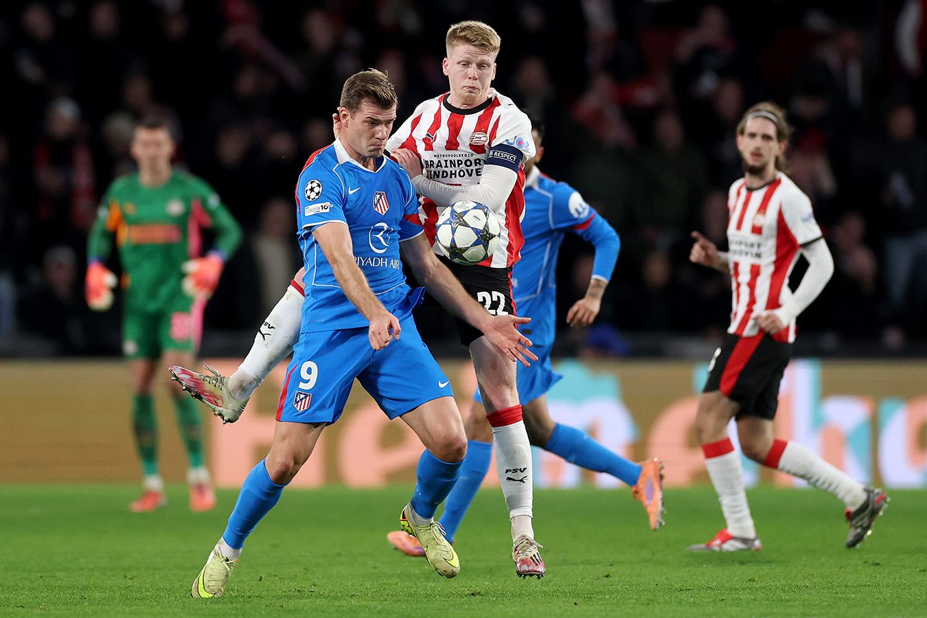 Видеообзор выездной победы Атлетико над ПСВ в Лиге чемпионов