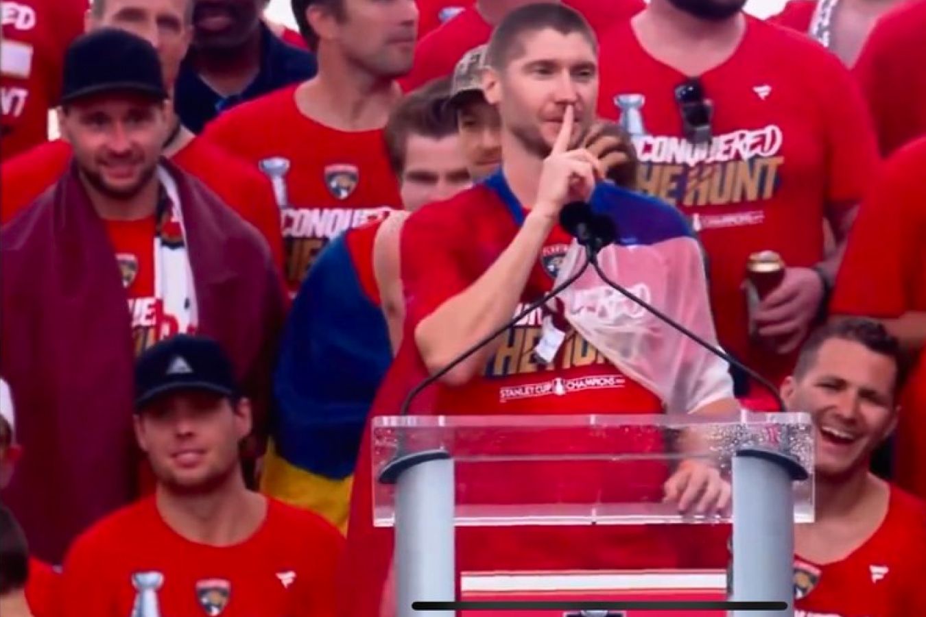 Бобровский с флагом России, фанат «Кузни» в толпе. Как прошёл чемпионский парад «Флориды»