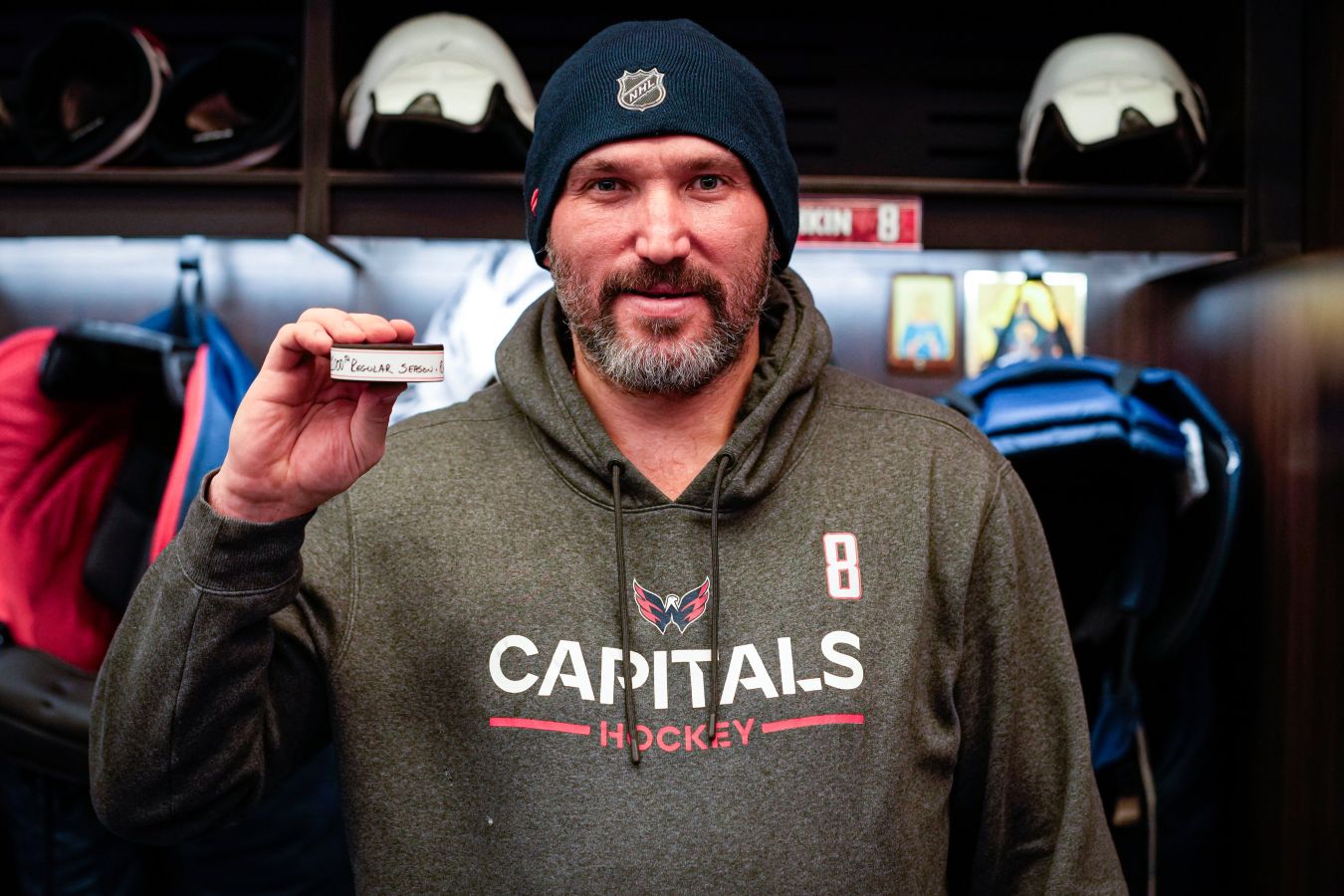 Все рады за Саньку, за наш хоккей. Мама Овечкина поздравила его с 1000-м голом в НХЛ