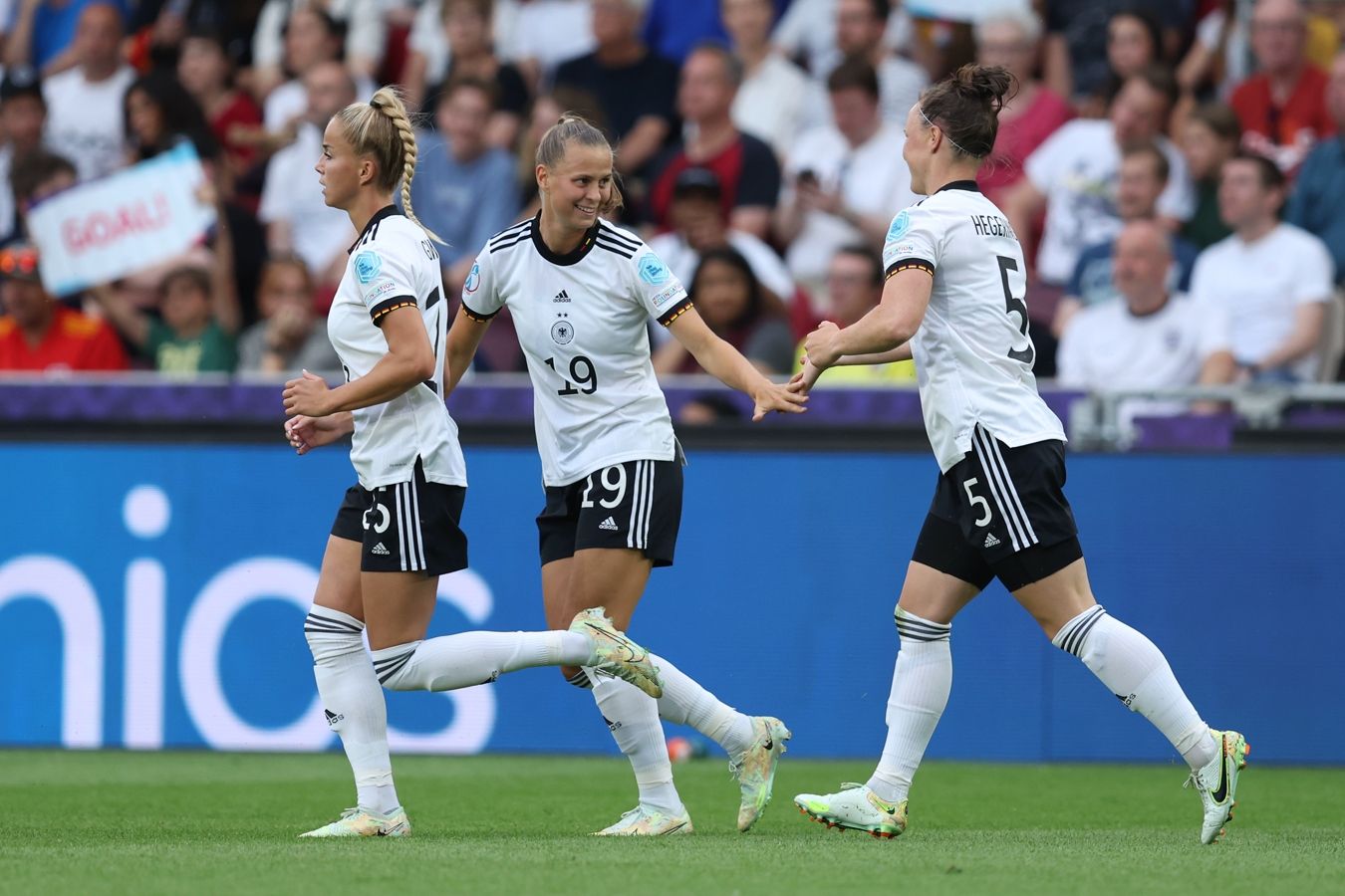 Женская сборная Германии обыграла Испанию и вышла в четвертьфинал Евро-2022