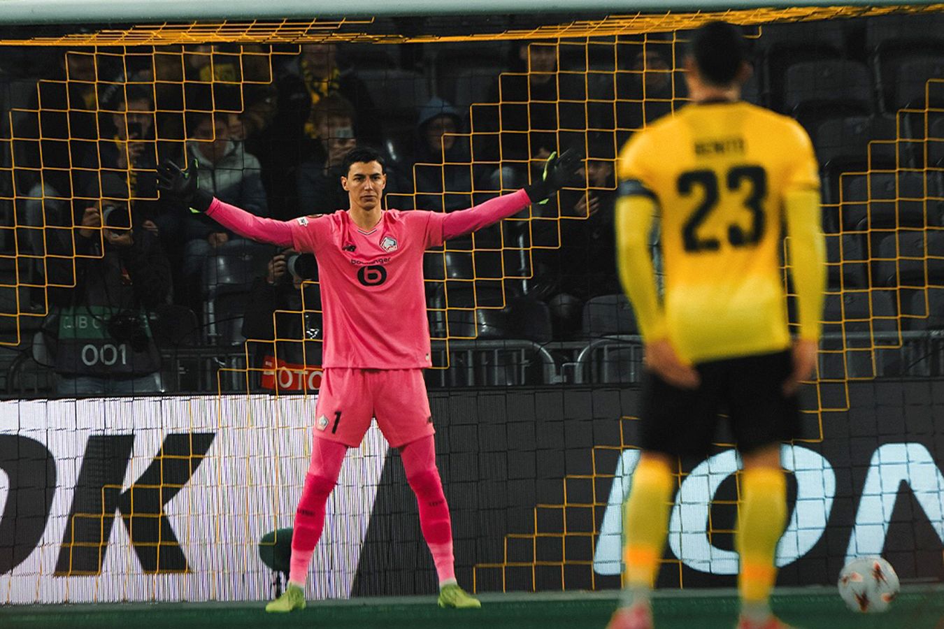 Двойной сейв с пенальти и два удаления в видеообзоре матча Лилля и Янг Бойз в ЛЕ