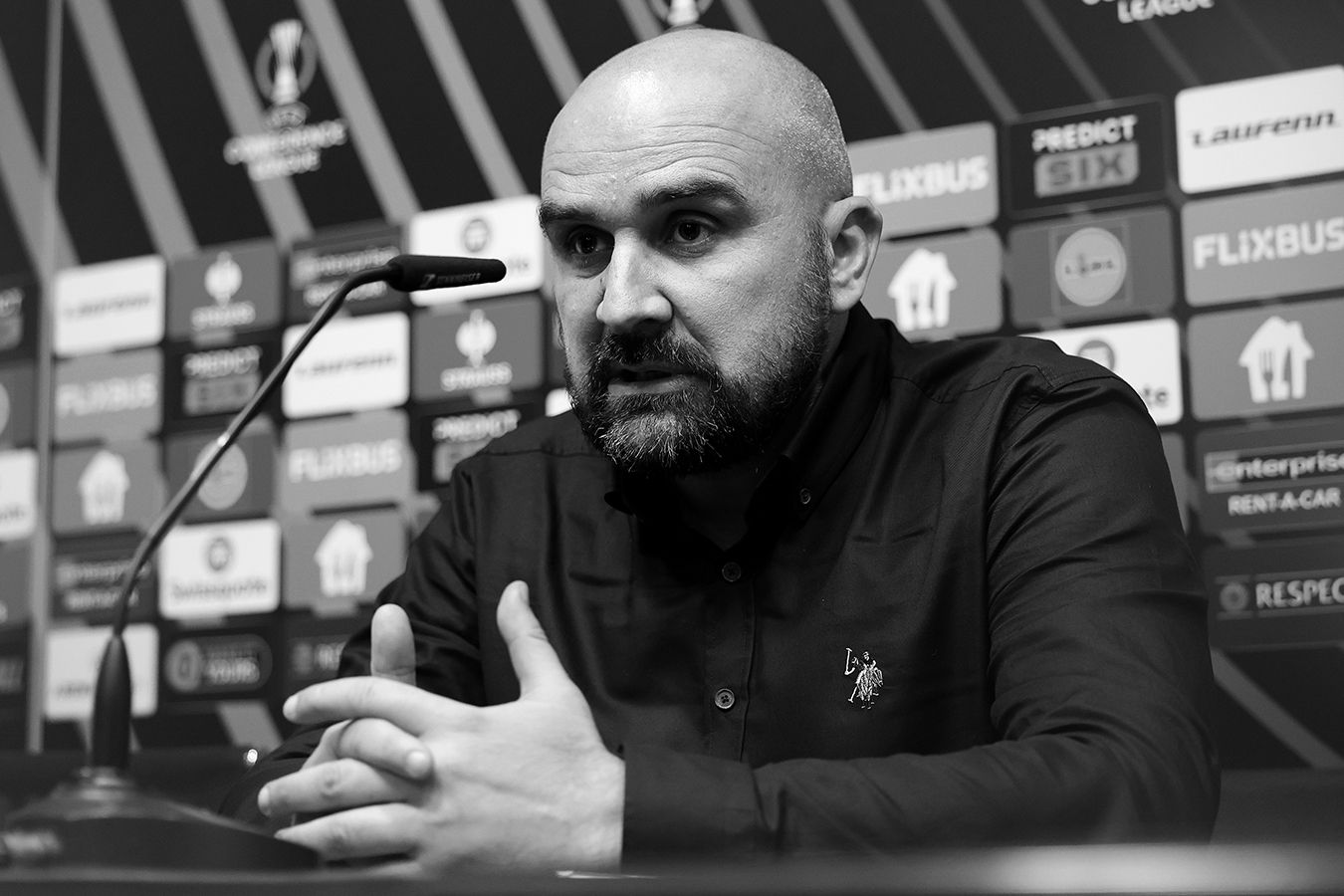 Футбольный союз Сербии отреагировал на смерть тренера во время матча чемпионата страны