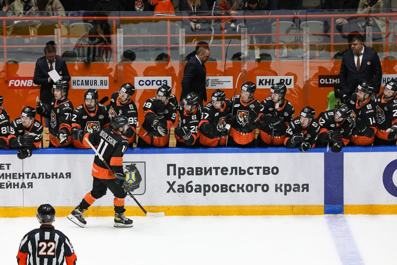 Амур одержал волевую победу в матче с Авангардом, забросив три шайбы в третьем периоде
