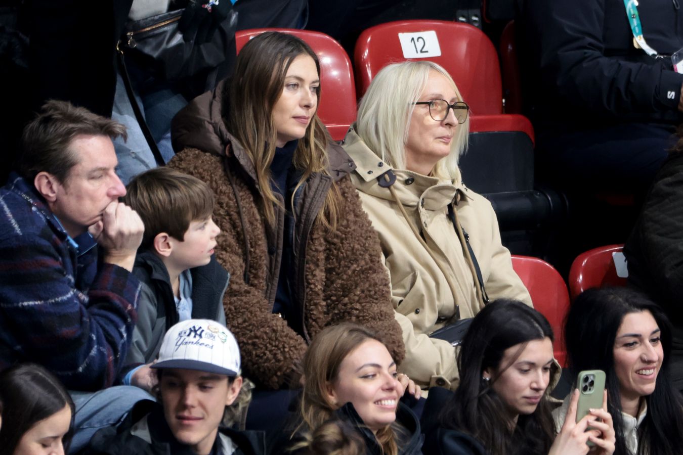 «Надо быстро забывать о падениях». Шарапова посетила ОИ-2026 и дала совет юным спортсменам