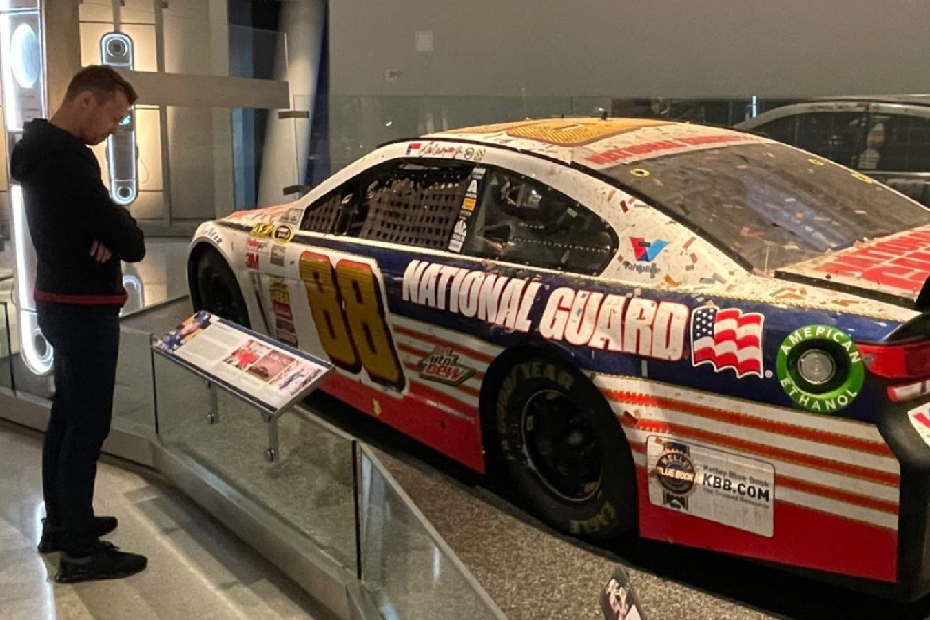 Даниил Квят побывал в музее NASCAR
