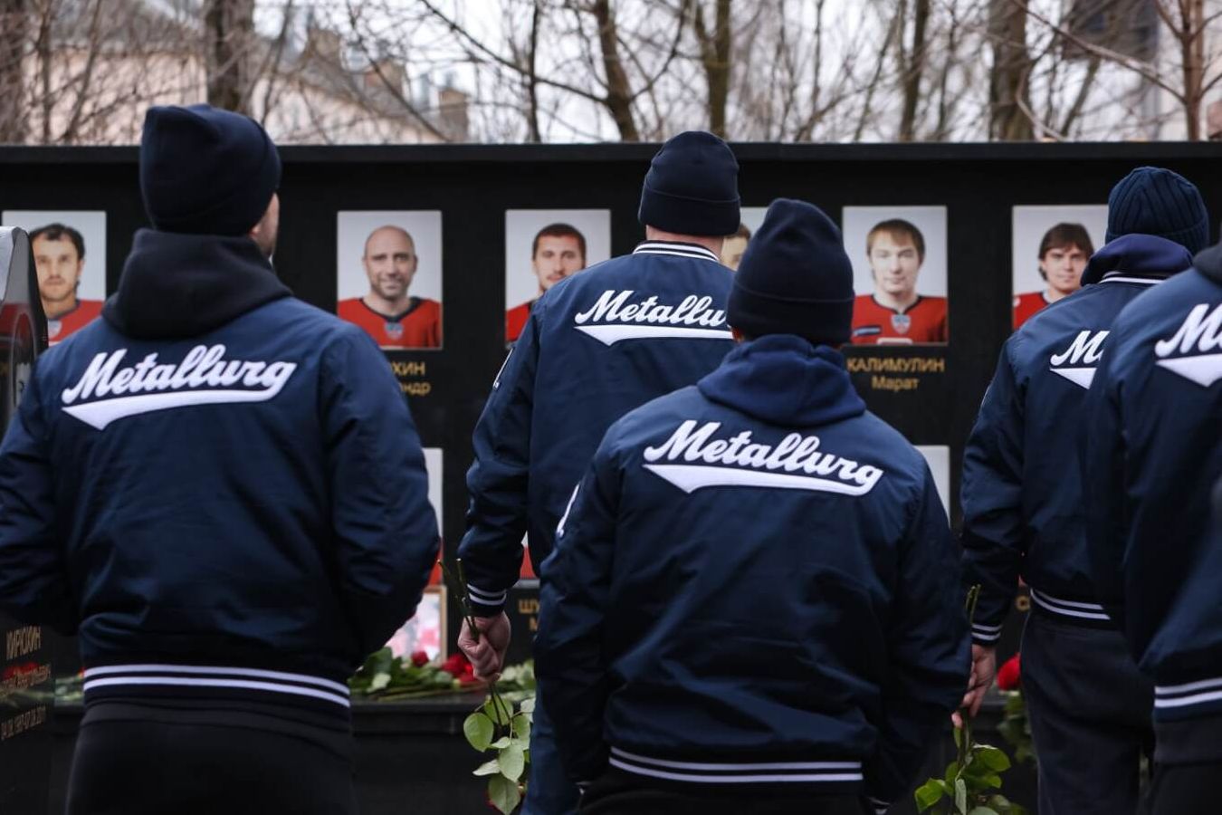 Игроки и тренеры Металлурга посетили мемориал Локомотива и почтили память погибших