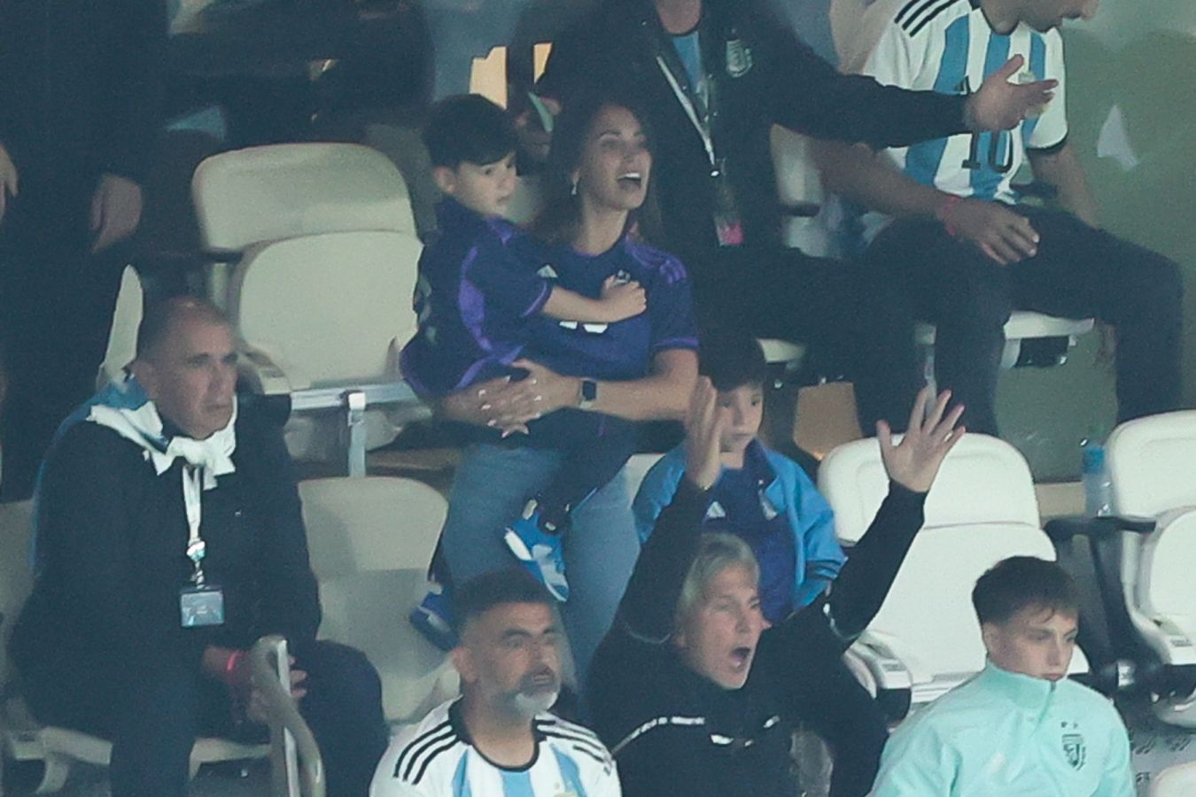 Жена Лионеля Месси с детьми на стадионе наблюдает за матчем Аргентины с Мексикой