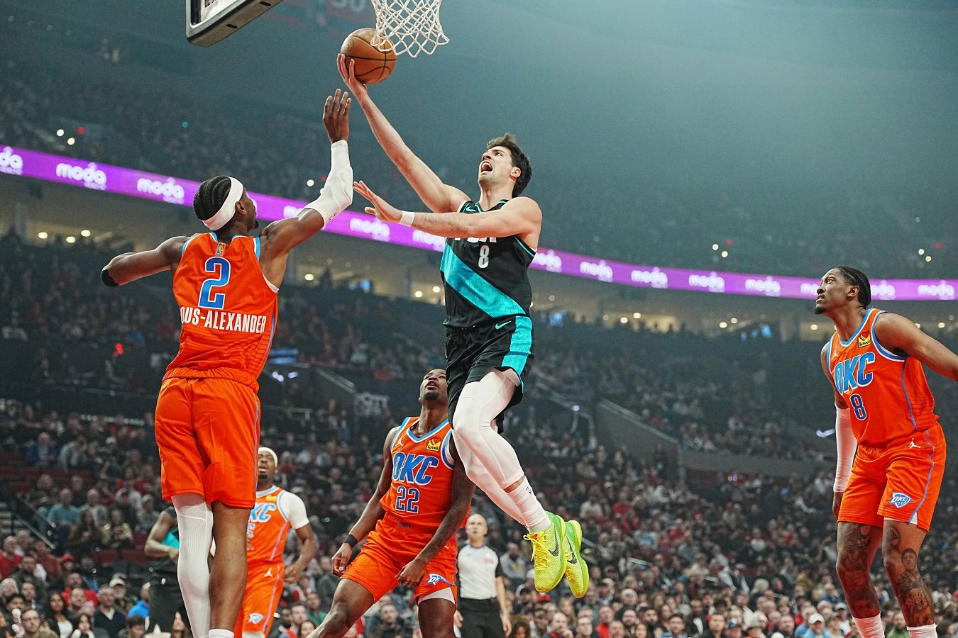 Лидер НБА Оклахома одержала 12-ю победу подряд, переиграв Портленд. У Авдии трипл-дабл