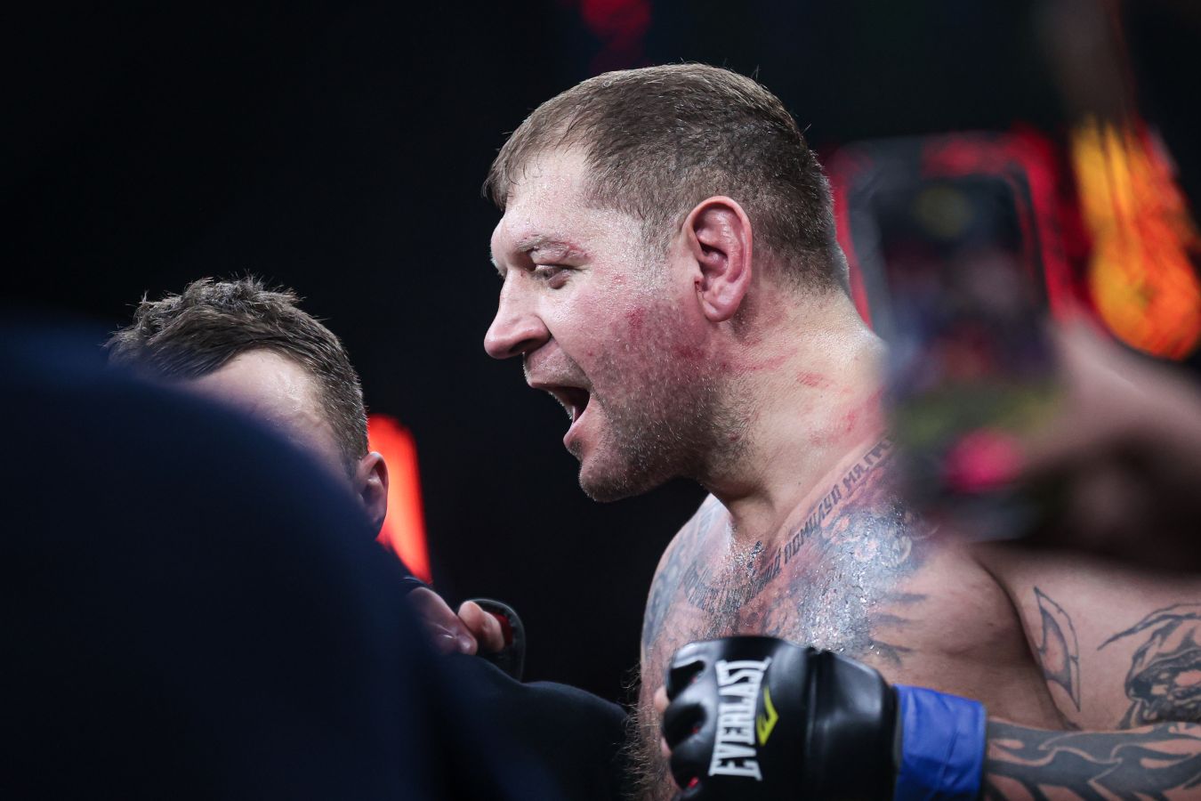 Александр Емельяненко вернул Петру Яну звание чемпиона UFC