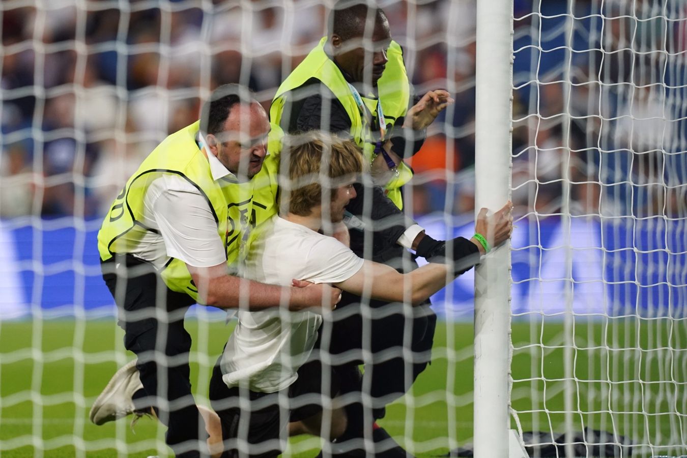Активист выбежал на поле во время матча женского Евро и попытался приклеить себя к воротам