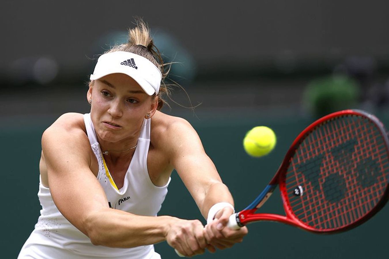 Елена Рыбакина проиграла первую партию в финале Уимблдона-2022