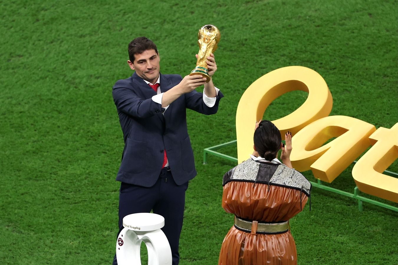 Касильяс вынес Кубок мира и показал его трибунам перед финалом чемпионата мира в Катаре