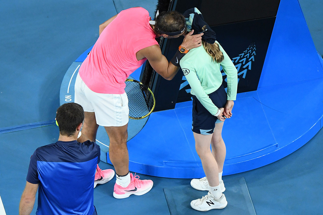 Australian Open 2020. Рафаэль Надаль попал мячом в голову девочки и  поцеловал её - Чемпионат