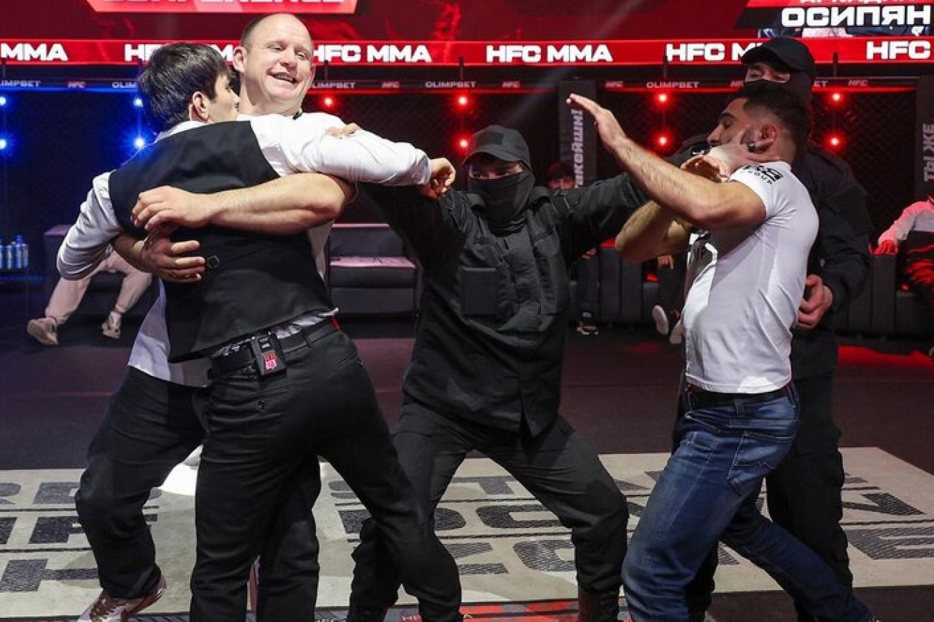 Поп-MMA закапывают сами себя