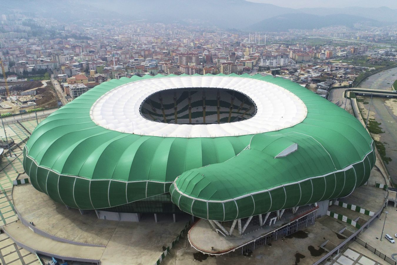 6 самых необычных стадионов в мире