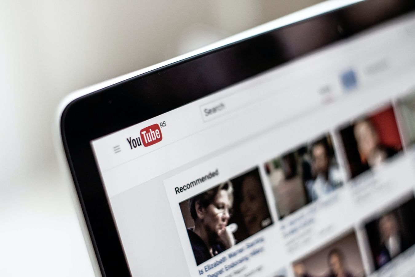 YouTube удалил песню Эминема про кошек её ради шутки сделали с помощью нейросети