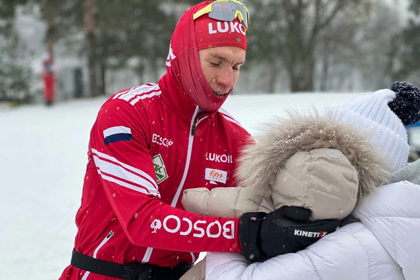 Мама просто ушла сушить волосы. Жена Большунова показала, как Александр развлекает дочь