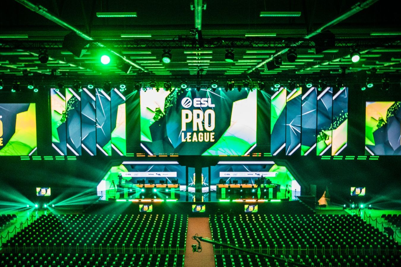 NAVI и Virtus.pro узнали первых соперников в плей-офф ESL Pro League S16 по CS:GO