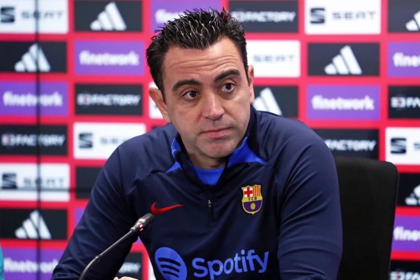 Приближённые к президенту «Барселоны» дали понять Хави, что ему лучше покинуть клуб — AS
