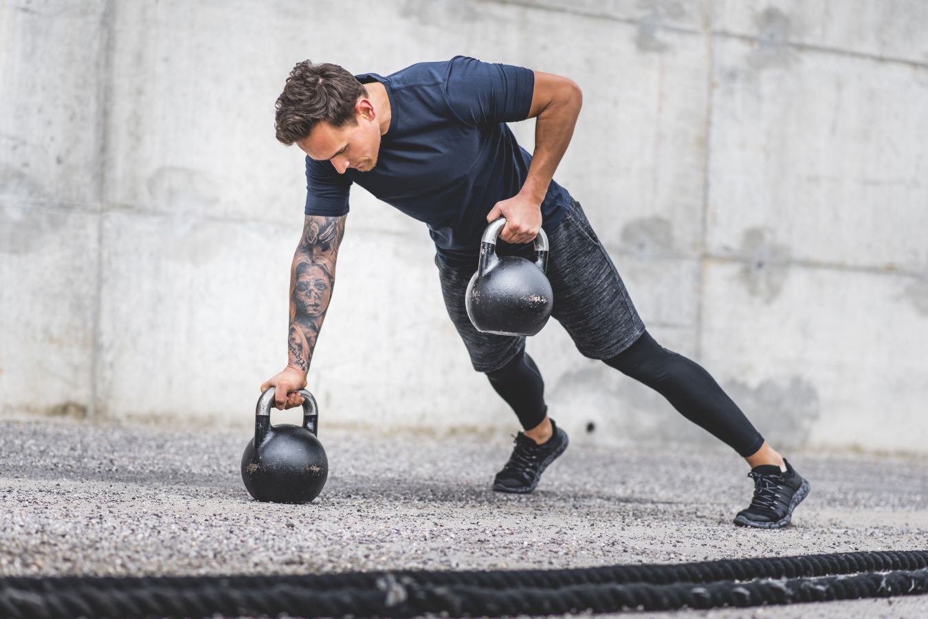 Как накачать грудные мышцы с помощью гири?