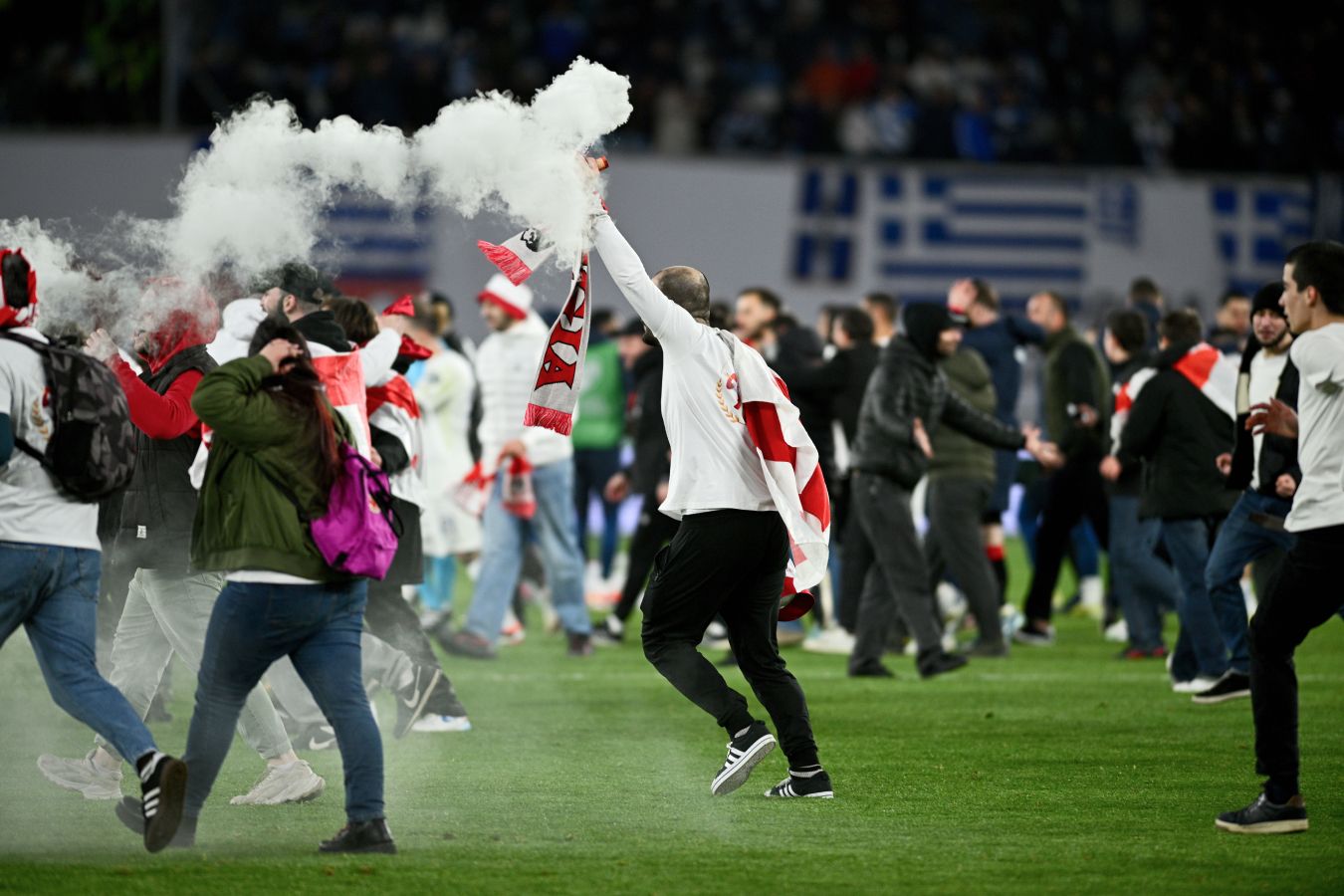 Болельщики сборной Грузии заполонили поле стадиона после выхода команды на Евро-2024