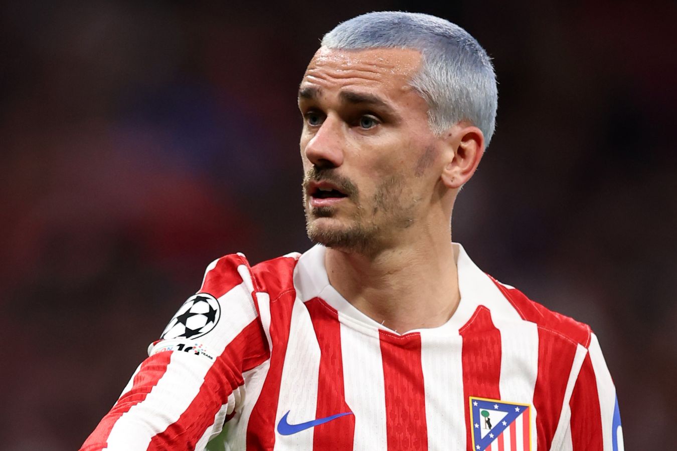 Гризманн праздновал с фанатами победу Атлетико над Барселоной и последним покинул поле