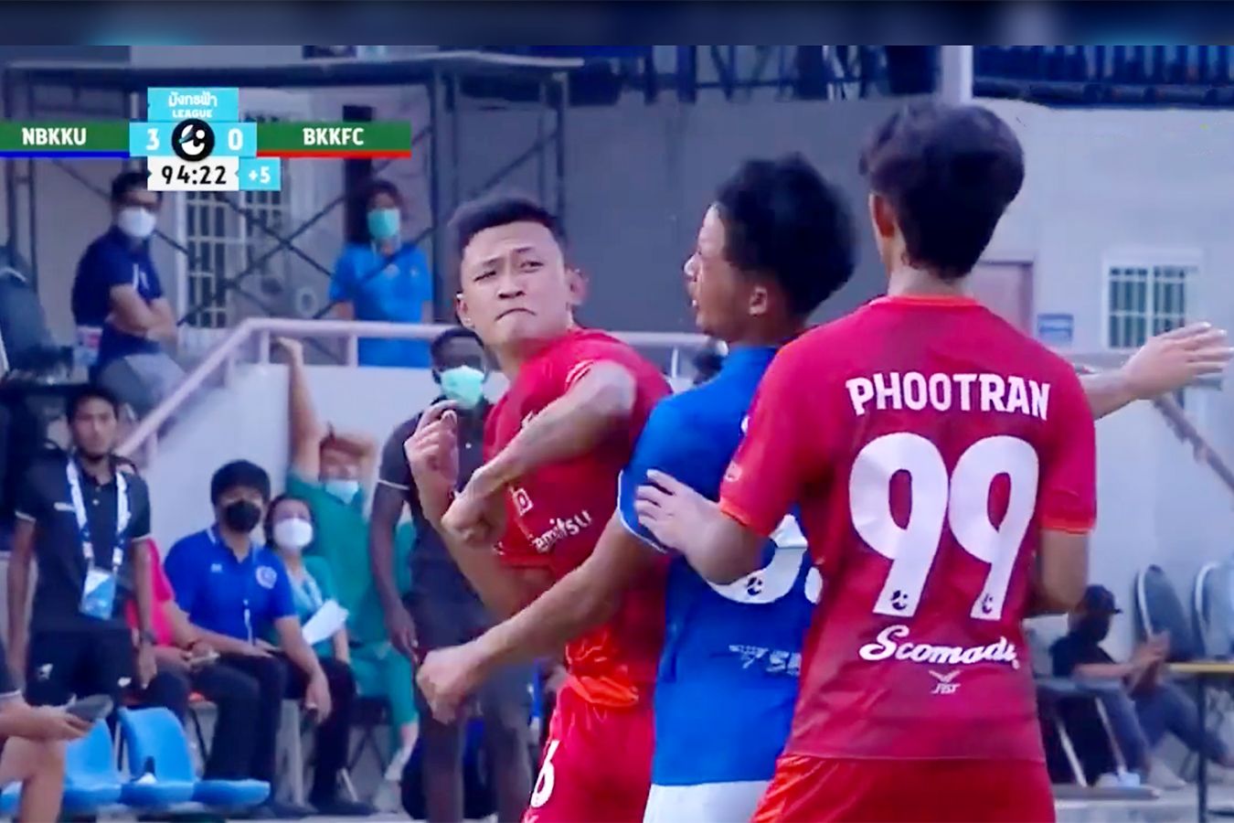 Игрок из Таиланда нокаутировал соперника ударом из муай-тай. Клуб разорвал с ним контракт