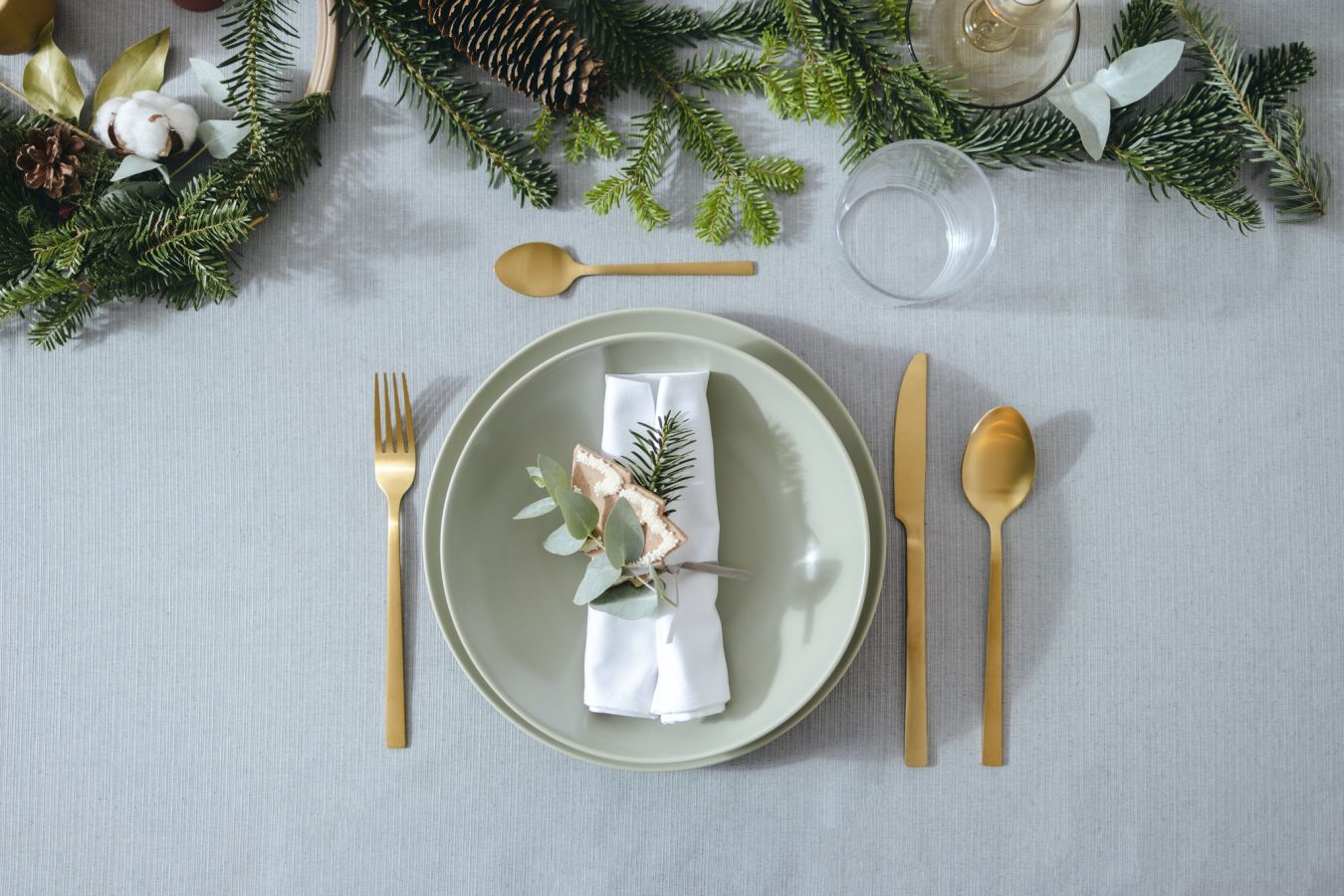 5 рабочих приёмов: повар рассказал, как красиво сервировать новогодний стол
