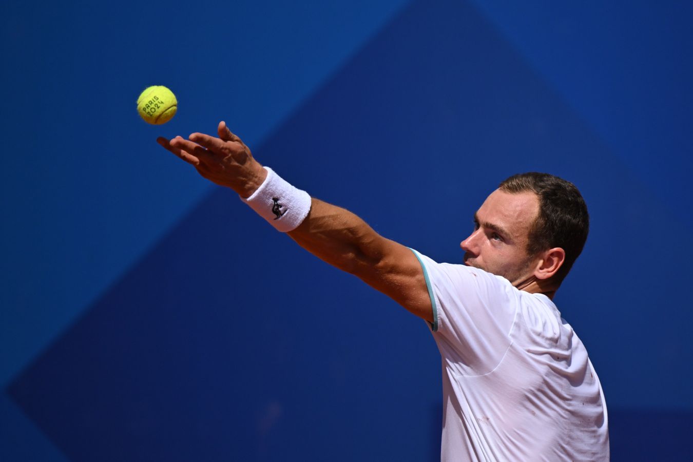 Роман Сафиуллин покинул турнир ATP-500 в Дохе, проиграв Алексу де Минору