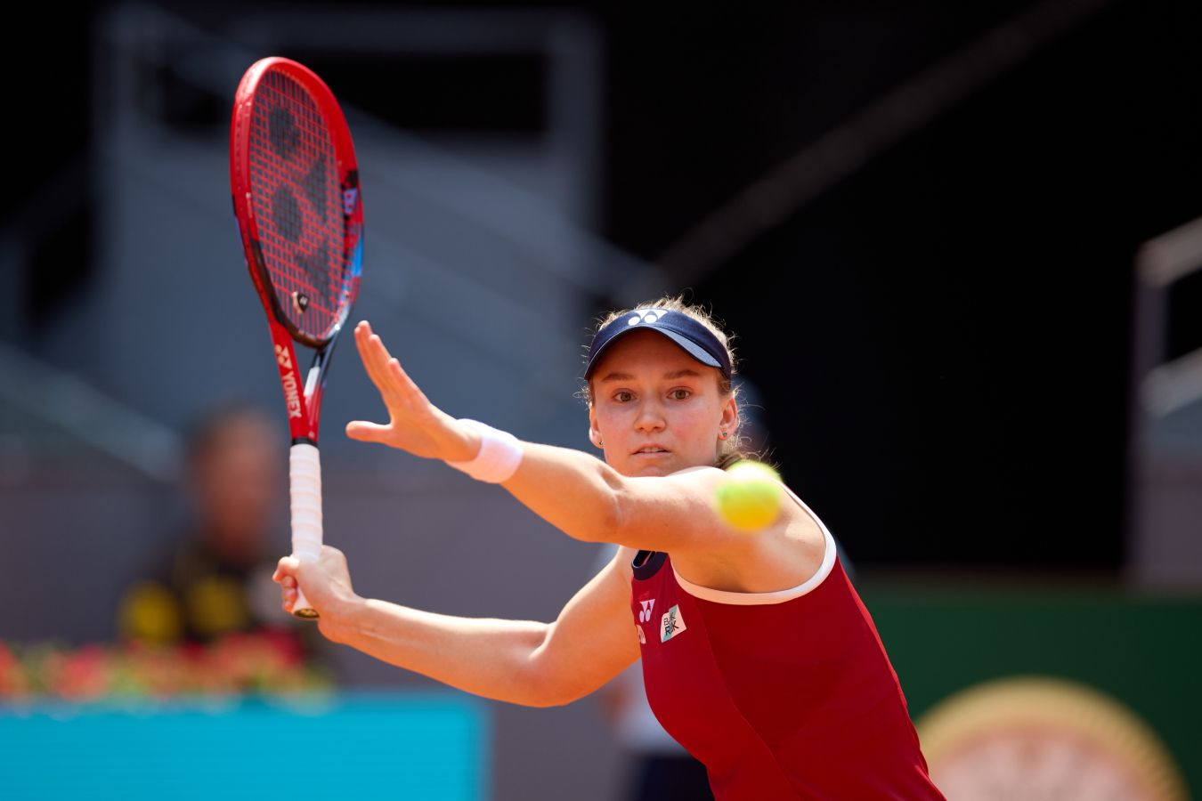 Елена Рыбакина с трудом пробилась в третий круг Мадрида, потеряв сет