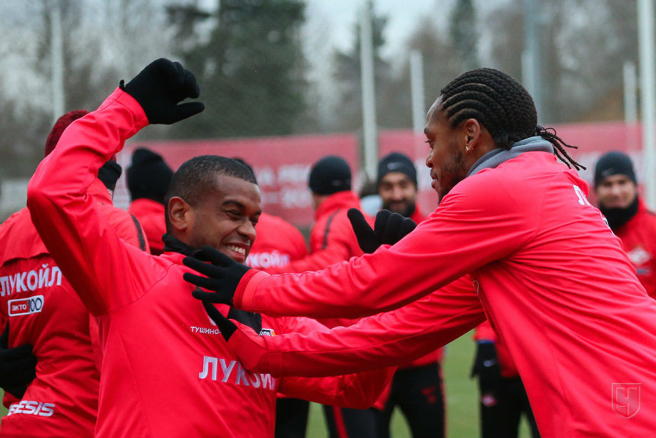 Красные тренировки. Спартак обнимаются. ФК Спартак обнимаются. Как обниматься Спартак.