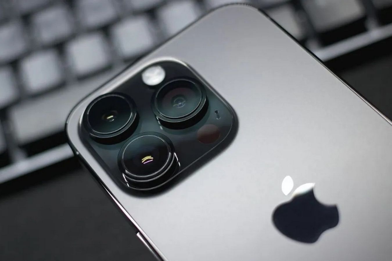 Появились первые рендеры iPhone 15 Pro в новом сером цвете
