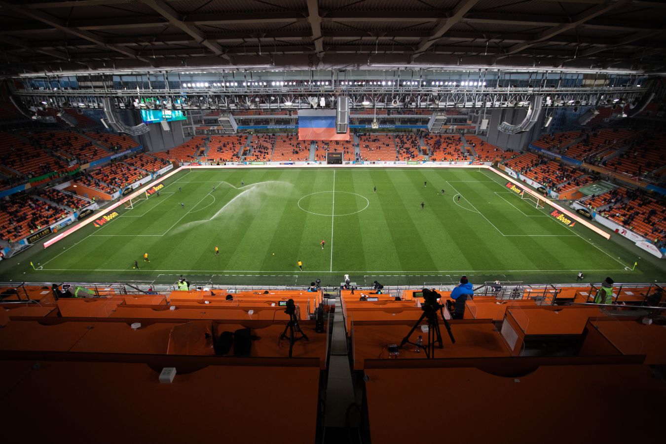 Болельщиков с младенцем без Fan ID пустил на матч Урала стюард в обход правил Baza
