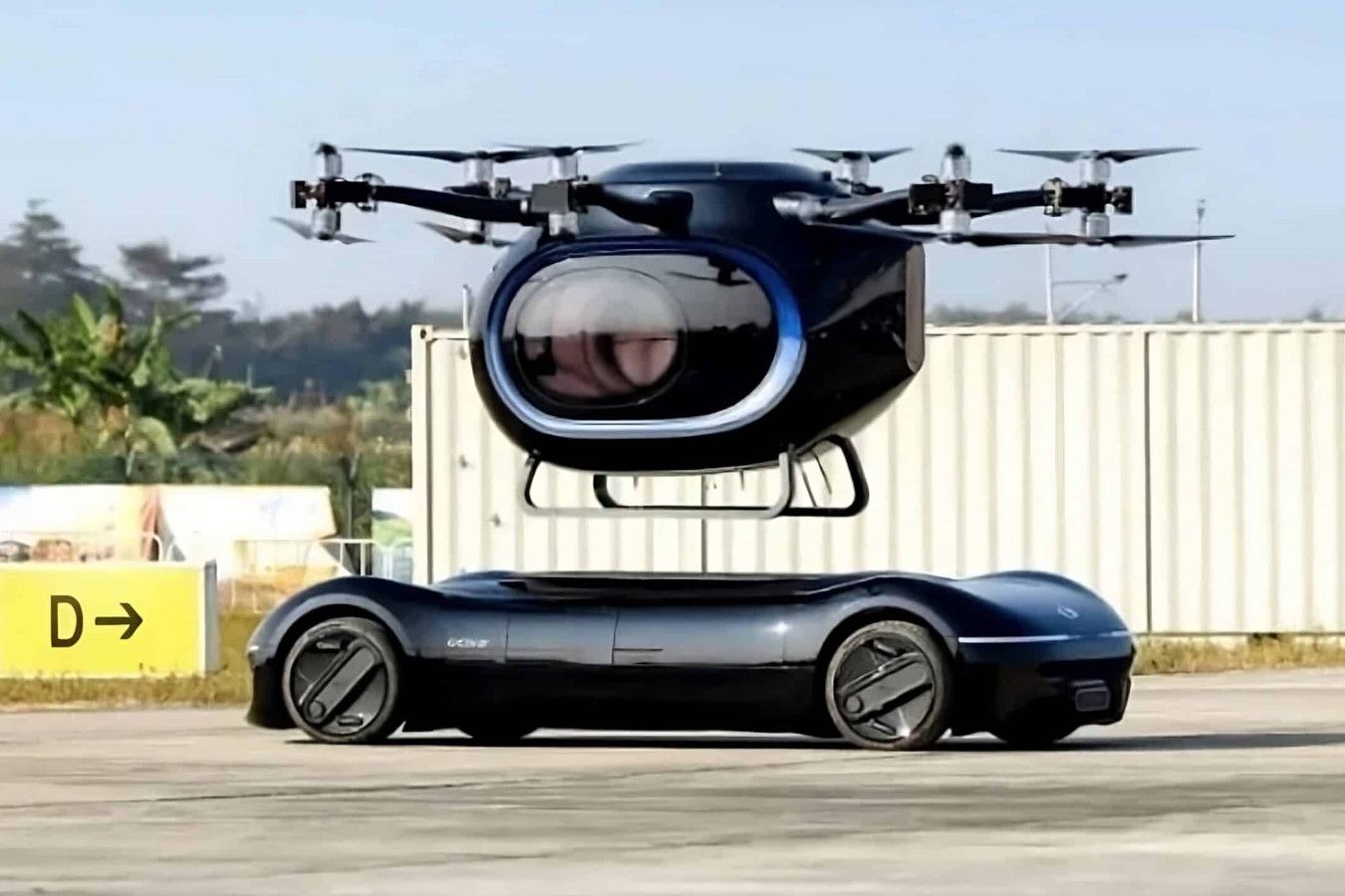 В Китае показали аэромобиль с летающей кабиной