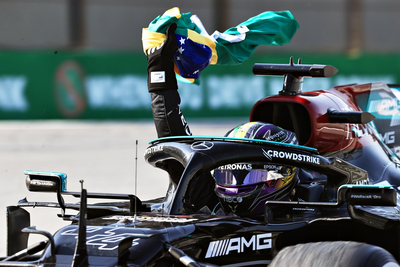 Хэмилтон вызван к стюардам Гран-при Бразилии за нарушение после финиша гонки