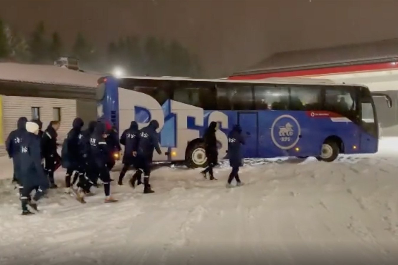 Автобус с игроками латвийского клуба перевернулся в результате аварии после матча