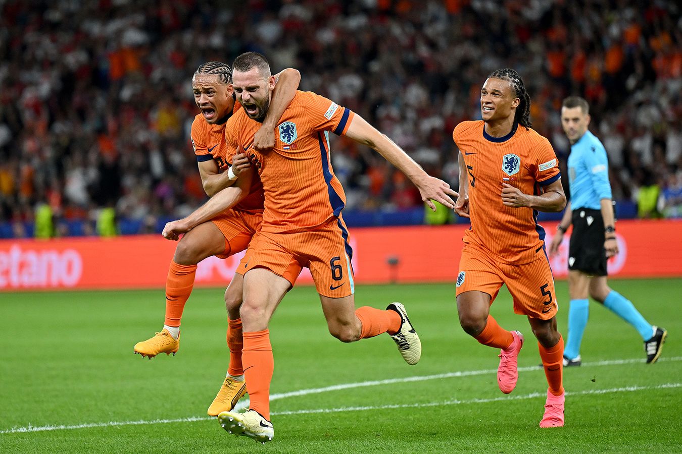 Сборная Нидерландов вышла в полуфинал чемпионата Европы впервые с 2004 года