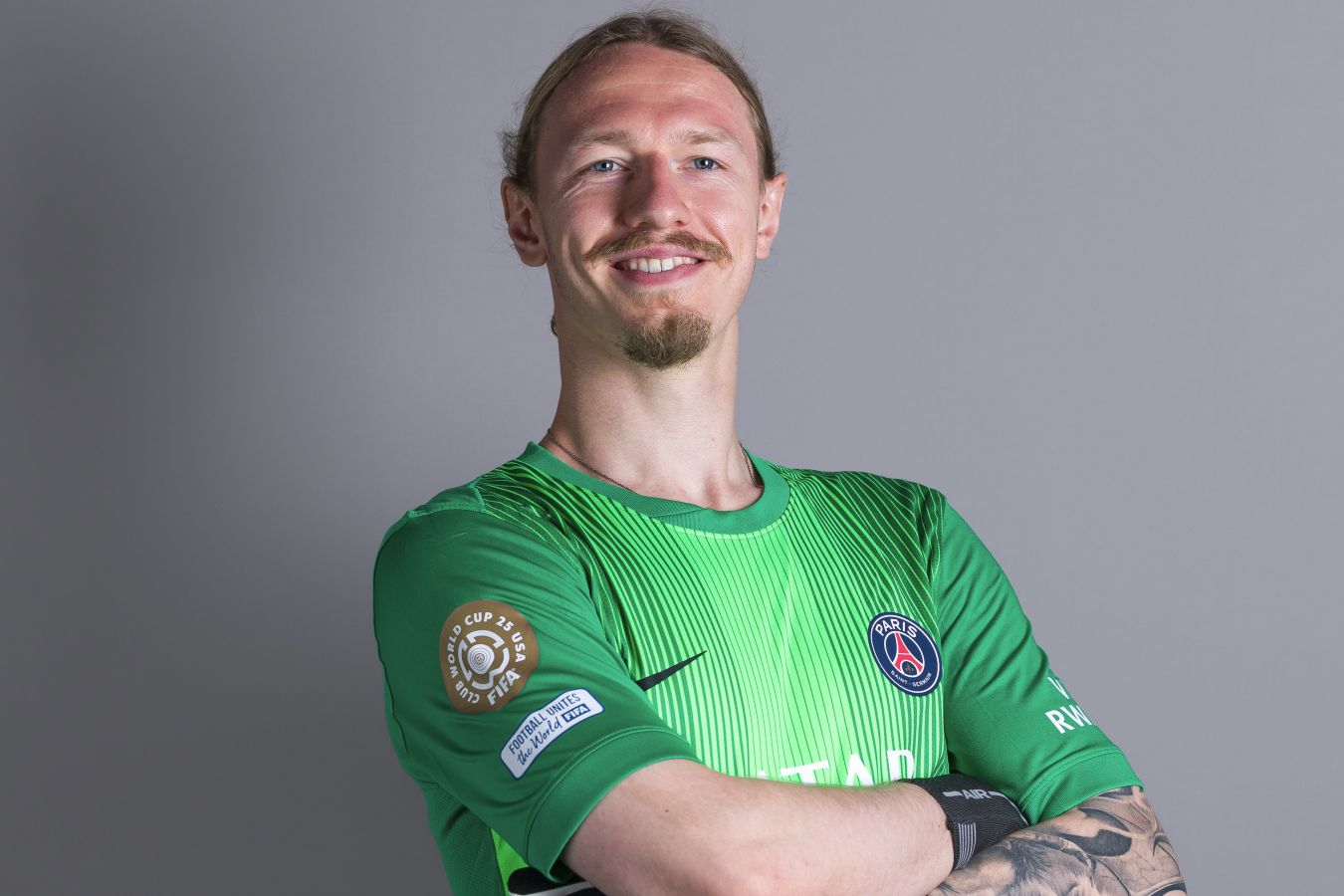 Сафонов показал приз лучшему игроку матча Лиги 1 после отражённого пенальти