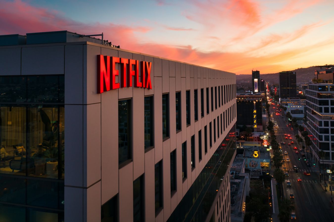 Netflix ужесточает правила для подписчиков: передавать пароль можно будет только за деньги
