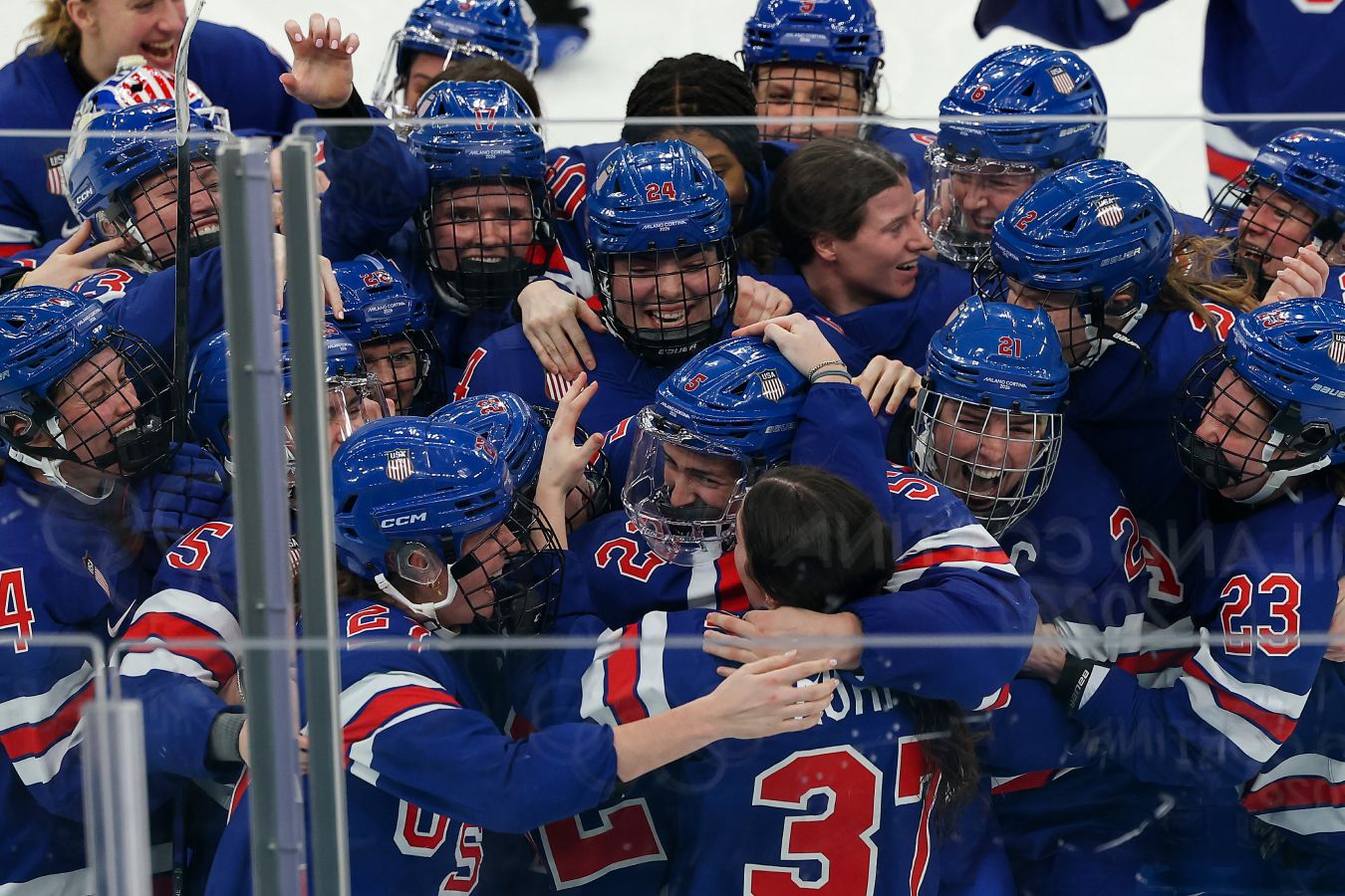 США забрали золото у Канады в финале ОИ. Но женскому хоккею срочно нужна третья сила