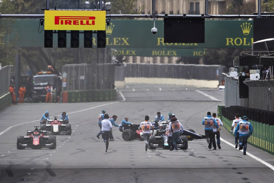 Дичь в главной серии перед Формулой-1. Из-за машины гонщики впадают в истерику
