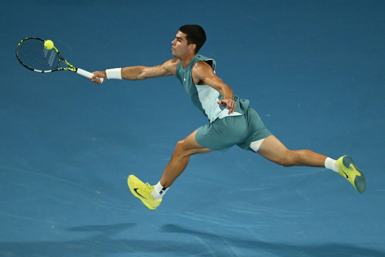 Карлос Алькарас успешно стартовал на турнире ATP-500 в Дохе, в двух сетах обыграв Чилича